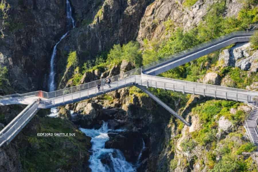 Eidfjord: Entdecken Sie Vøringfossen und spazieren Sie über die berühmte Sky Bridge. Foto: GetYourGuide
