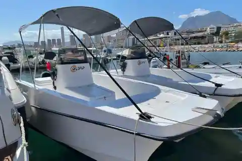 Benidorm: alquiler de barcos sin patrón durante 1 hora o más.