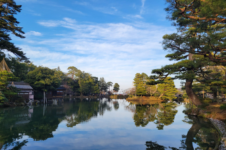 Kanazawa: Samurai, Castle & Geisha Private Bus Tour