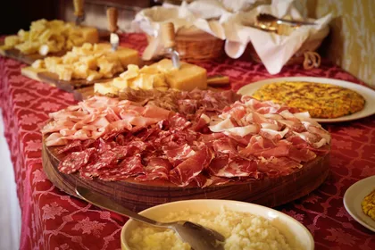 Modena: Balsamico-Mittagessen mit Essigkeller-Tour und Verkostung Modena: Balsamico-Mittagessen mit Essigkeller-Tour und Verkostung
