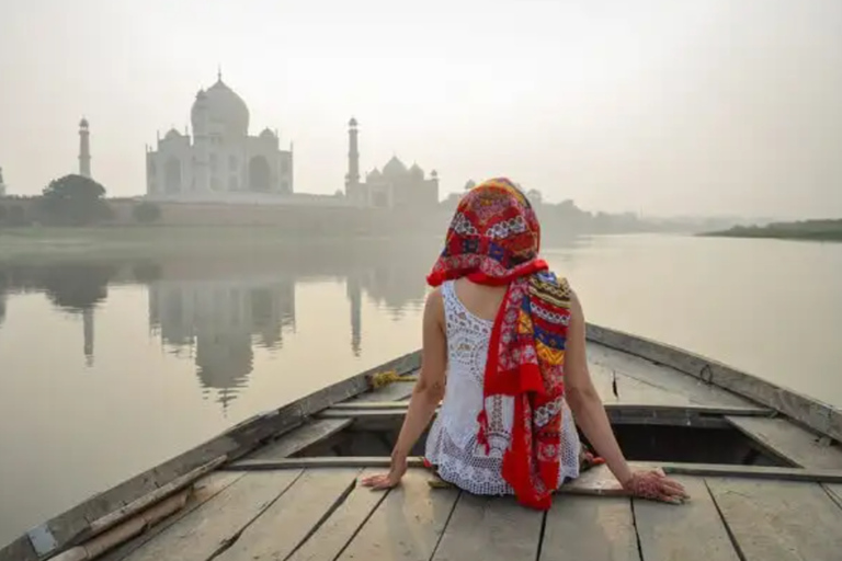 Depuis Delhi : visite du Taj Mahal et d'Agra le même jour avec promenade en bateauExcursion avec voiture climatisée, chauffeur, guide, déjeuner, entrée, promenade en bateau.