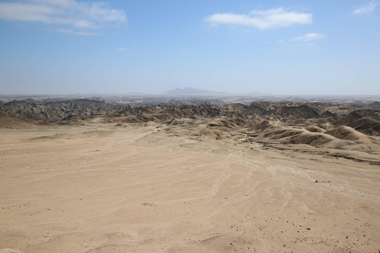 沙漠月球景观之旅：探索纳米比亚的神秘地形