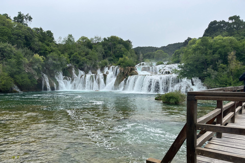 Zadar: wycieczka do wodospadów Krka, rejs statkiem i kąpielPopołudniowa wycieczka z Zadaru do Krki z biletami i rejsem