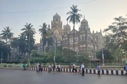 Mumbai: Before the City Roars - Watch Mumbai Wake Up