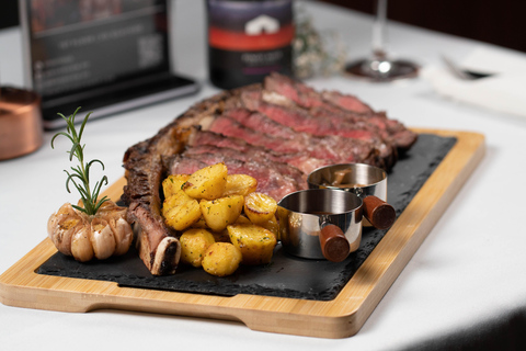 Phnom Penh: Riverview Restaurant Dinner with Live Music