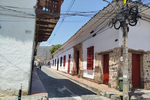 Medellín: tour coloniale di un'intera giornata con guidaMedellin: tour coloniale di un'intera giornata con guida
