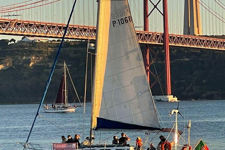 رحلة بحرية لمدة ساعتين في لشبونة على متن سفينة غروب الشمسرحلة بحرية لشبونة غروب الشمس لمدة ساعتين