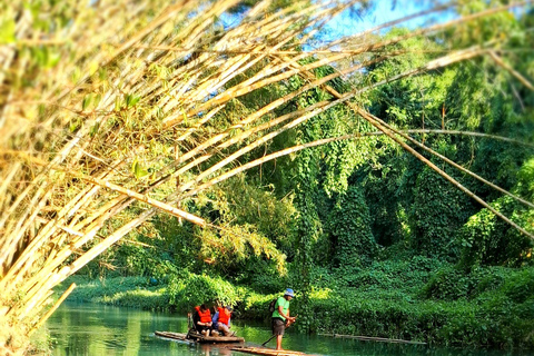 Experiência de rafting com bambu no Martha Brae