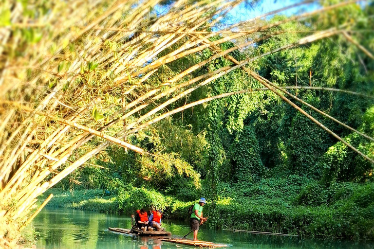 Experiência de rafting com bambu no Martha Brae