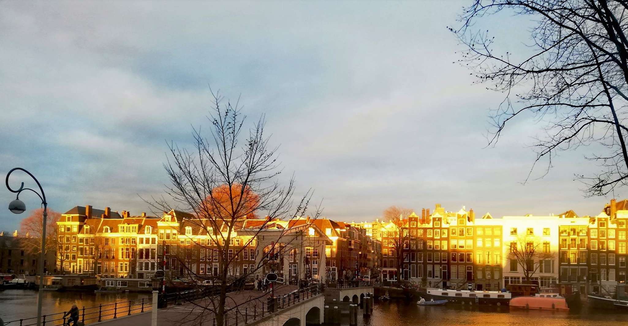 Güzel bir Amsterdam Kanalında Hollandalı Gözleme Yapmayı Öğrenin - Hizvo