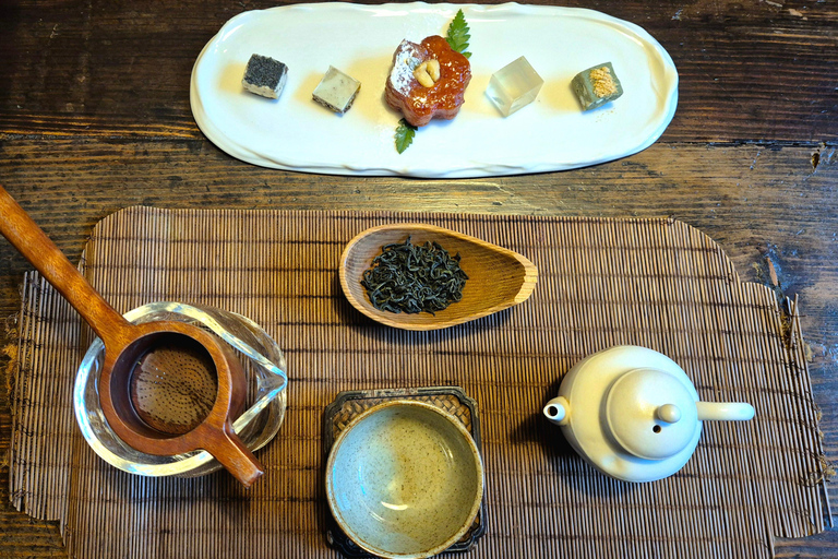 Seoul: Bukchon Hanok Village, Korean Tea Ceremony & Dessert