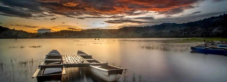 Bali : Expérience de Canoë au Lever du Soleil sur le Lac Tamblingan à Munduk