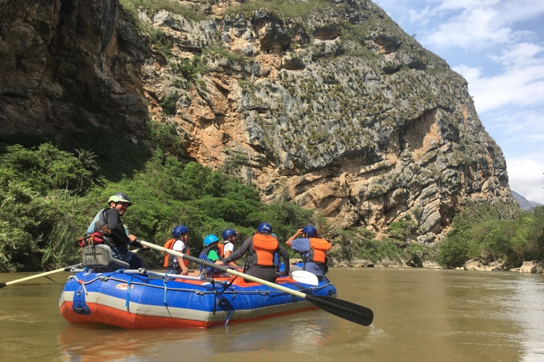 Rafting na rzece Utcubamba w pobliżu wodospadu Gocta, Amazonas, Perú