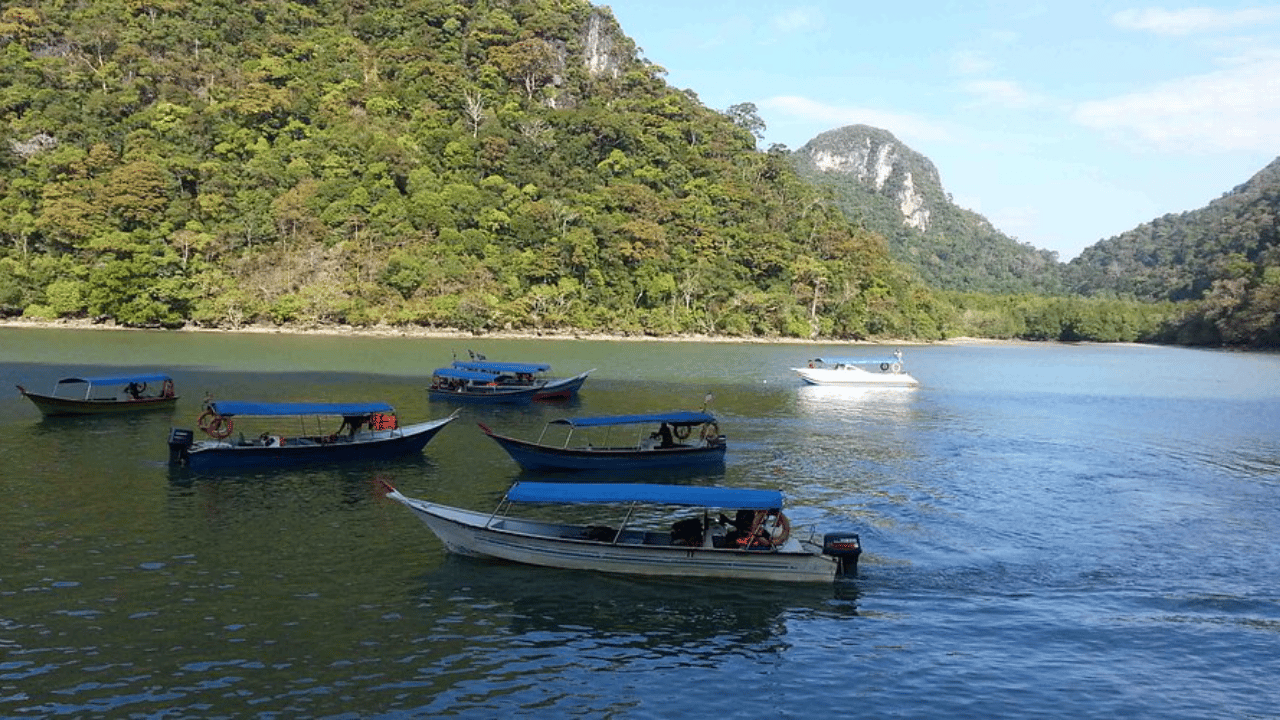 Inselentdeckung: Boot-Abenteuer in Langkawi mit Abholung