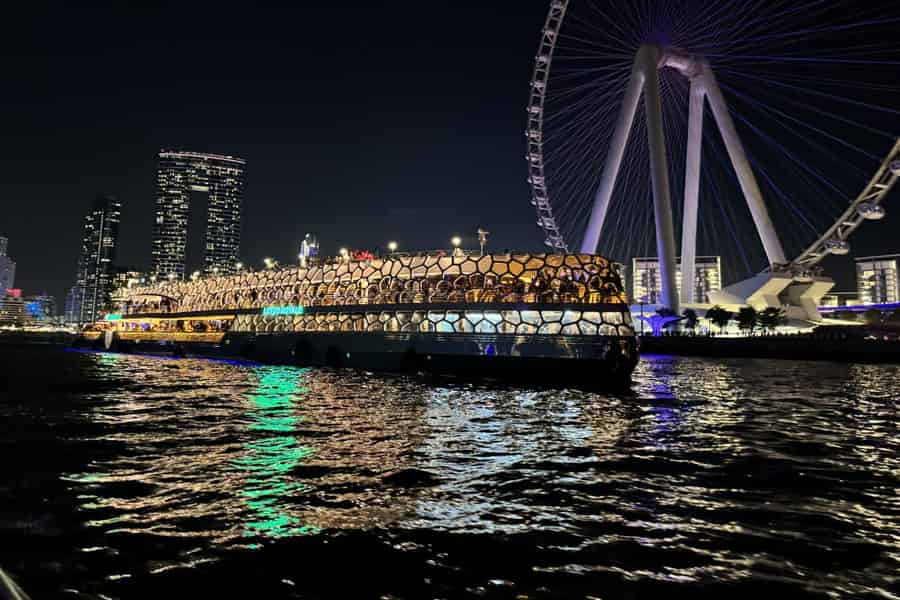 Dubai: Mega-Yacht-Dinner-Kreuzfahrt mit Buffet