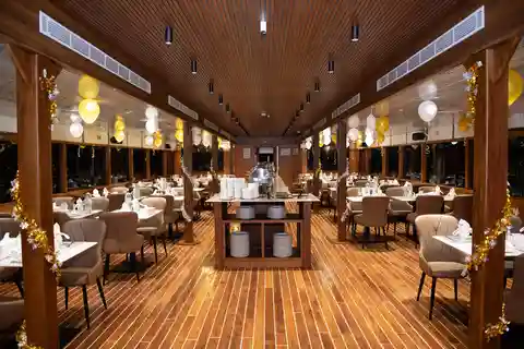 Dubai Creek: Diner op Dhow Cruise met buffet & live shows