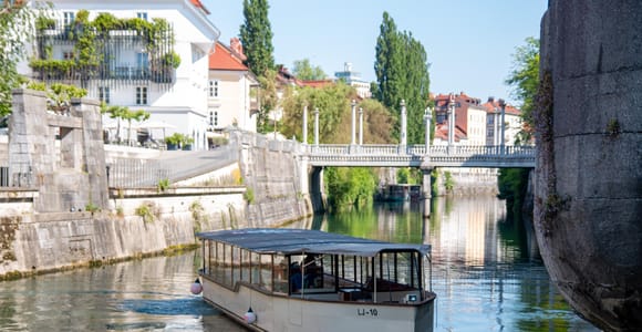 Ljubljana: Gin Tasting Boat Tour on the Ljubljanica River
