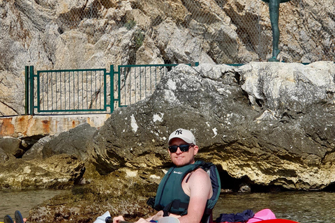 Budva : 3 heures de paddle board ou de kayak pour visiter les grottes côtièresBudva : balade de 3 h en kayak vers les grottes côtières