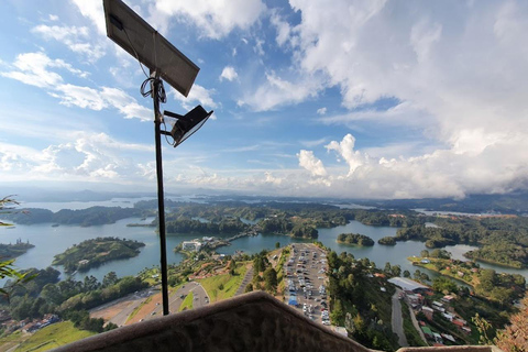 MEDELLIN: TOUR INGLÊS GUATAPE + PEÑOL VELHO + MALECON + BARCO RUMBERO