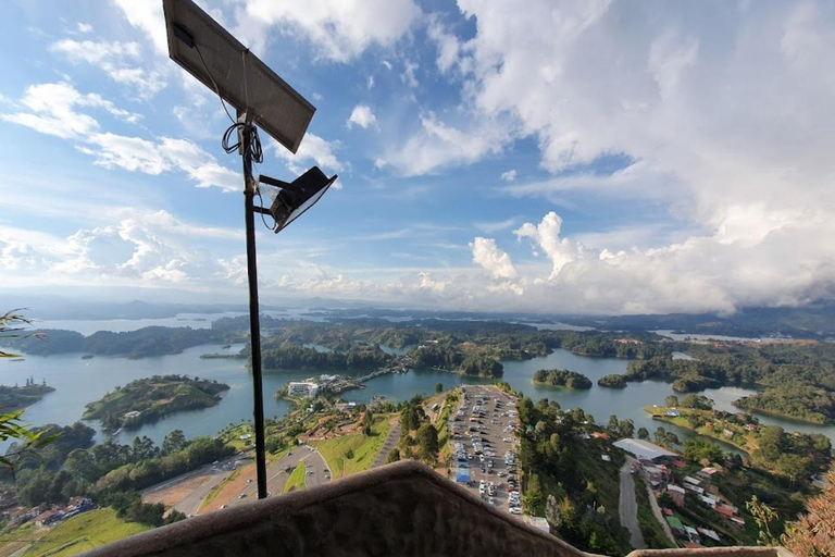 MEDELLIN: TOUR INGLÊS GUATAPE + PEÑOL VELHO + MALECON + BARCO RUMBERO