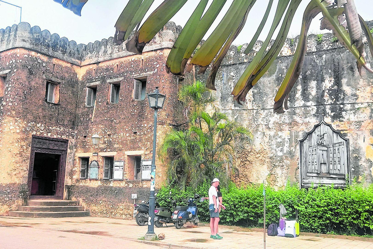 Zanzibar Essence: Äventyr i stenstaden och kryddplantagenZanzibar: Stone Town och kryddplantage-tur