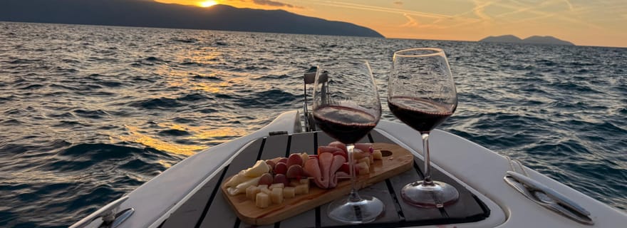 Vlora : sortie en bateau au coucher du soleil avec vin et fruits locaux