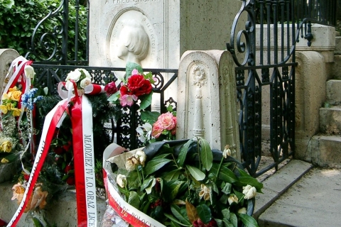The Père Lachaise Cemetery: Guided 2-Hour Small-Group Tour Père Lachaise Cemetery Guided Tour in French
