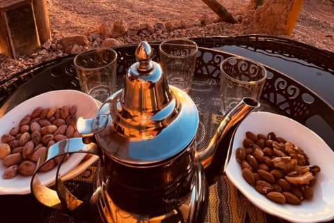 Diner in de Agafay-woestijn in Berber Camp met zonsondergang en sterren