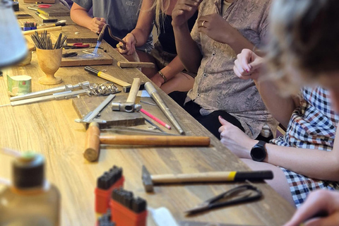 Uluwatu: corso di creazione di gioielli in argento con foto ricordoCorso di creazione di gioielli 8 grammi d'argento con foto ricordo