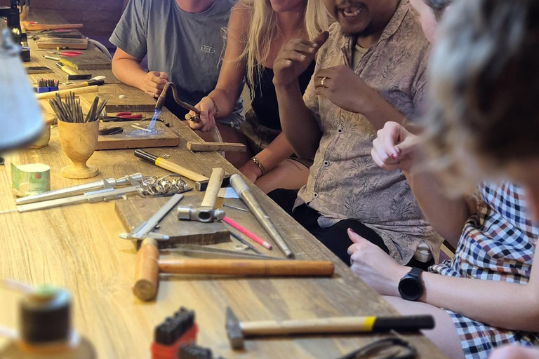 Uluwatu: corso di creazione di gioielli in argento con foto ricordoCorso di creazione di gioielli 8 grammi d'argento con foto ricordo