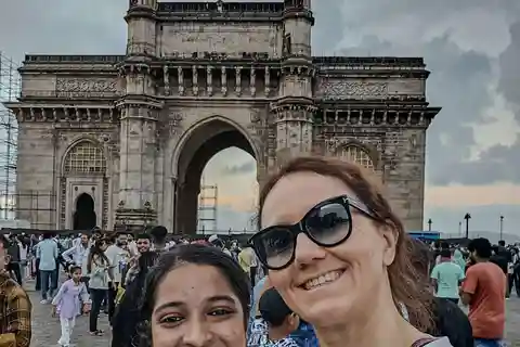 Mumbai: Private Sightseeing Tour and Slum Tour with a Local