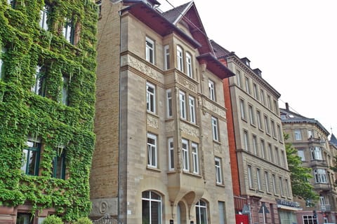 Stuttgart: Stadtführung zu Fuß mit unnützem Wissen für Besserwisser