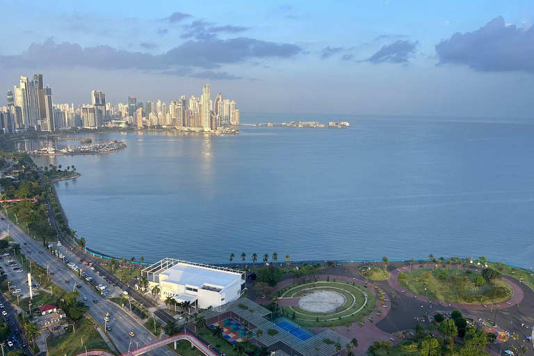 Tour notturno di Panama City: vista a 360° e vita notturnaDall'aeroporto di Tocumen