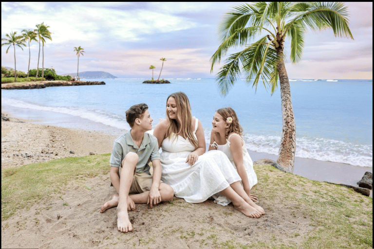 Oahu: Hawaiian Sunset Photoshoot on the Beach Premium Couple