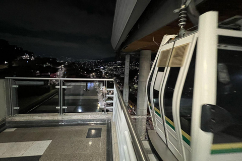 Medellín : visite nocturne de la Comuna 13, mur peint, collation localeMedellín : visite nocturne de la Comuna 13, mur peint, dégustation de snacks locaux