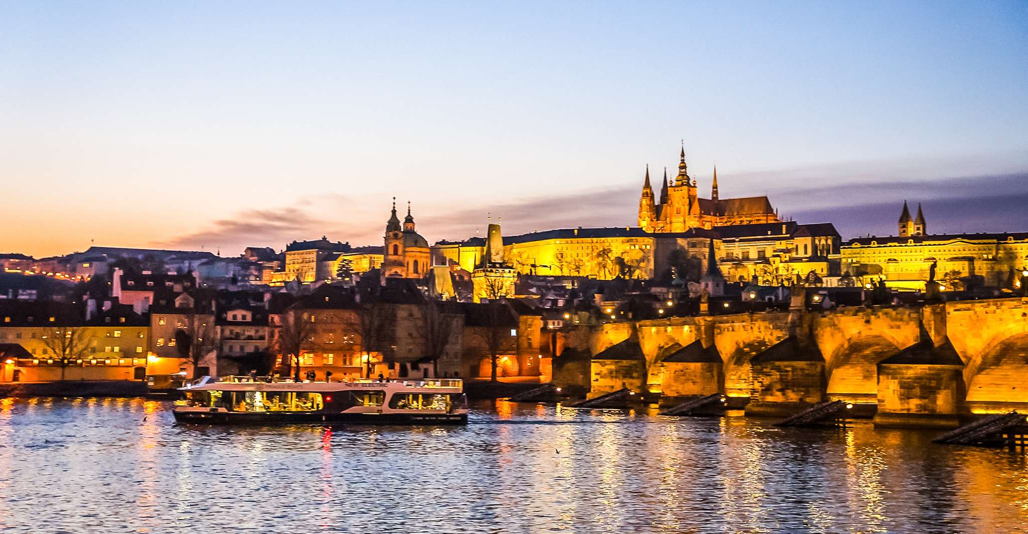 Praga, crucero de 50 minutos por la noche - Hizvo