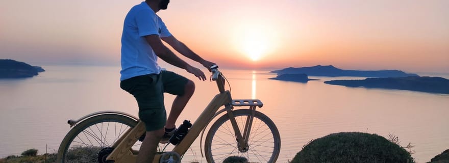 Visite privée de 2 heures à Santorin en vélo électrique en bois