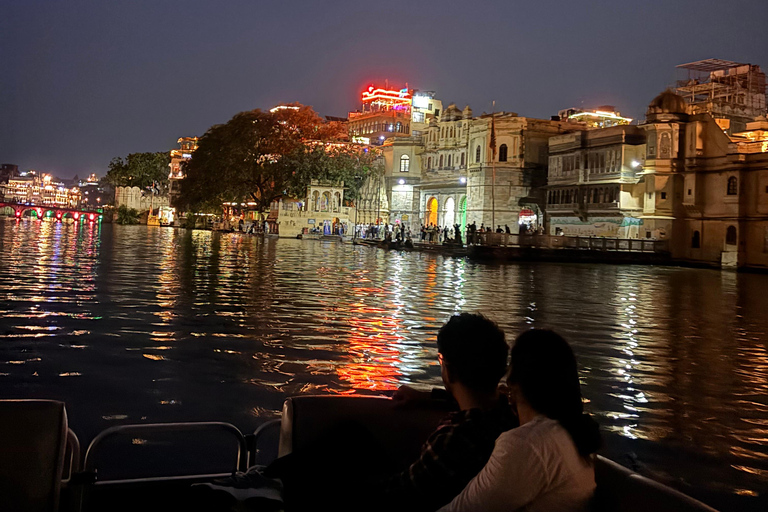 أودايبور: ركوب قارب خاص ومتميز في بحيرة بيشولاأودايبور: ركوب قارب خاص ومميز في بحيرة بيشولا