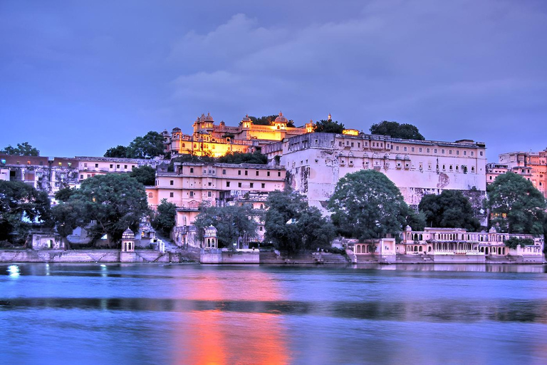 Udaipur: Sightseeing Tour by Tuk-Tuk or Car with a Driver Udaipur Tour By Car with a Guide