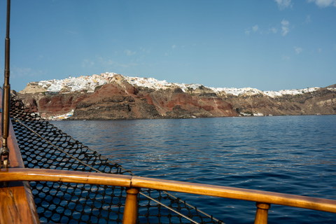 Santorini: crucero por las islas volcánicas y aguas termalesCrucero con recogida y regreso al hotel (sin visita a Oia)