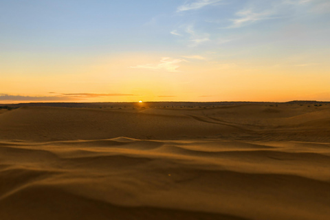 Dżerba: Zachód słońca, wschód słońca i jedna noc w berberyjskim namiocie.Dżerba: zachód słońca, wschód słońca i jedna noc w berberyjskim namiocie.