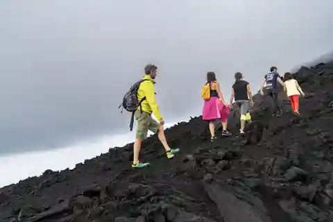Catania: Tour guidato dell'Etna con visita alla fattoria e degustazione di cibo