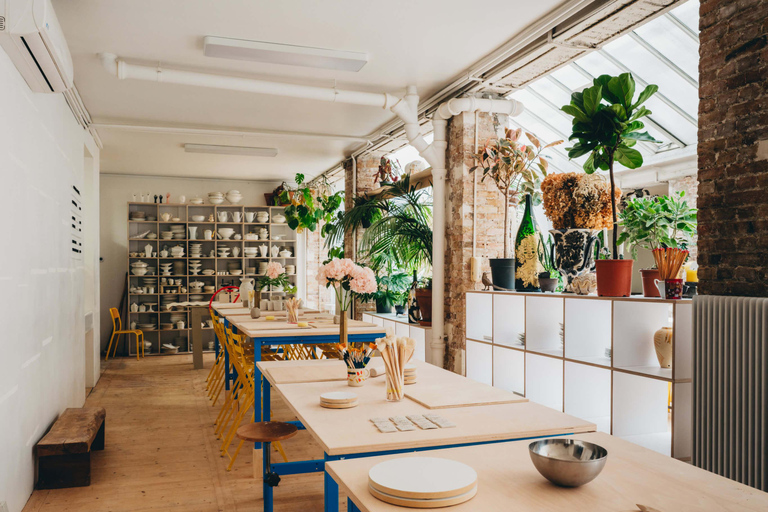 Paris: Seashells Pottery Workshop in a lovely Atelier GRAND SOLEIL: Pottery Workshop / Wheel-Throwing