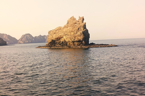 Muscat: Sunset Cruise & Coastal Boat Tour with Refreshments Muscat : Sunset Cruise & Coastal Boat Tour (Private)