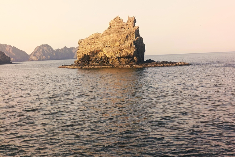 Muscat: Sunset Cruise & Coastal Boat Tour with Refreshments Muscat : Sunset Cruise & Coastal Boat Tour (Private)