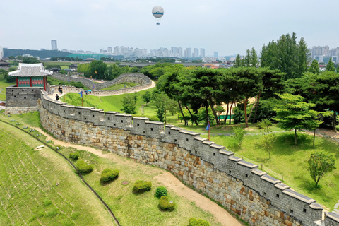 Seúl: excursión de un día al 62.º Festival Cultural de Suwon Hwaseong27 de septiembre | Excursión a la aldea tradicional y a Hwaseong, desde Myeongdong