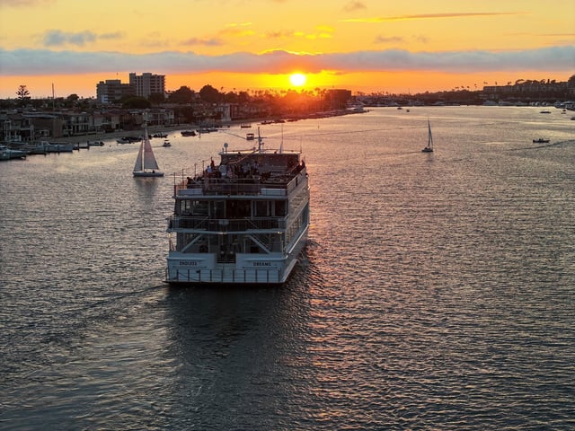 From Newport Beach: Weekend Dinner Cruise with Live DJ