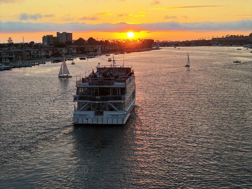 Au départ de Newport Beach : Dîner-croisière du week-end avec DJ