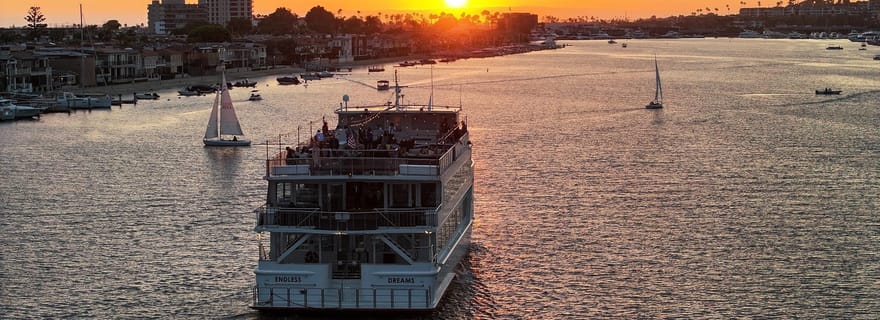 Newport Beach : Dîner-croisière du week-end City Cruises avec DJ
