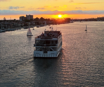 From Newport Beach: Weekend Dinner Cruise with Live DJ